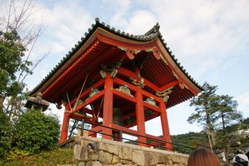 <p>หอระฆัง วัดคิโยมิสึเดระ (清水寺 Kiyomizu-dera)</p>