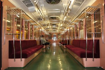 <p>Внутри вагона метро образца 80-х годов. Такие вагоны сейчас эксплуатируются в Буэнос-Айресе</p>