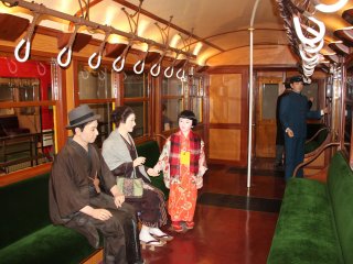 Внутри одного из первых вагонов токийского метро.