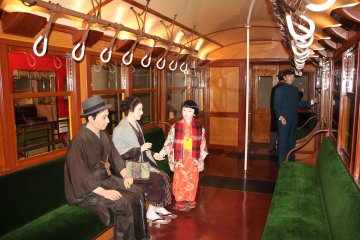 <p>Внутри одного из первых вагонов токийского метро.</p>