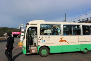 Bus Kotsu Nara ke&nbsp;Tenkawa Kawa-ai dan Naka Iosumi di Stasiun Kintetsu Shimoichiguchi di Oyodo-cho Nara. Bus ini hanya memiliki satu pintu dan tarifnya dihitung berdasarkan jarak.
