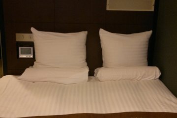 The room has a spacious semi-double bed&nbsp;with&nbsp;two types of pillows, ergonomic pillows and feather pillows. Both pillows are also available in other room.
