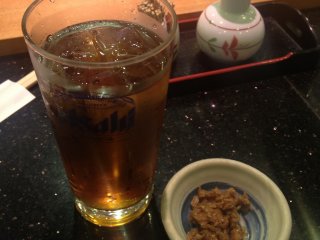 Syo-chu với trà ô long, cùng với đồ uống có cồn khác có sẵn trong thời gian ăn tối, một cảnh bạn hiếm khi gặp trong giờ ăn trưa