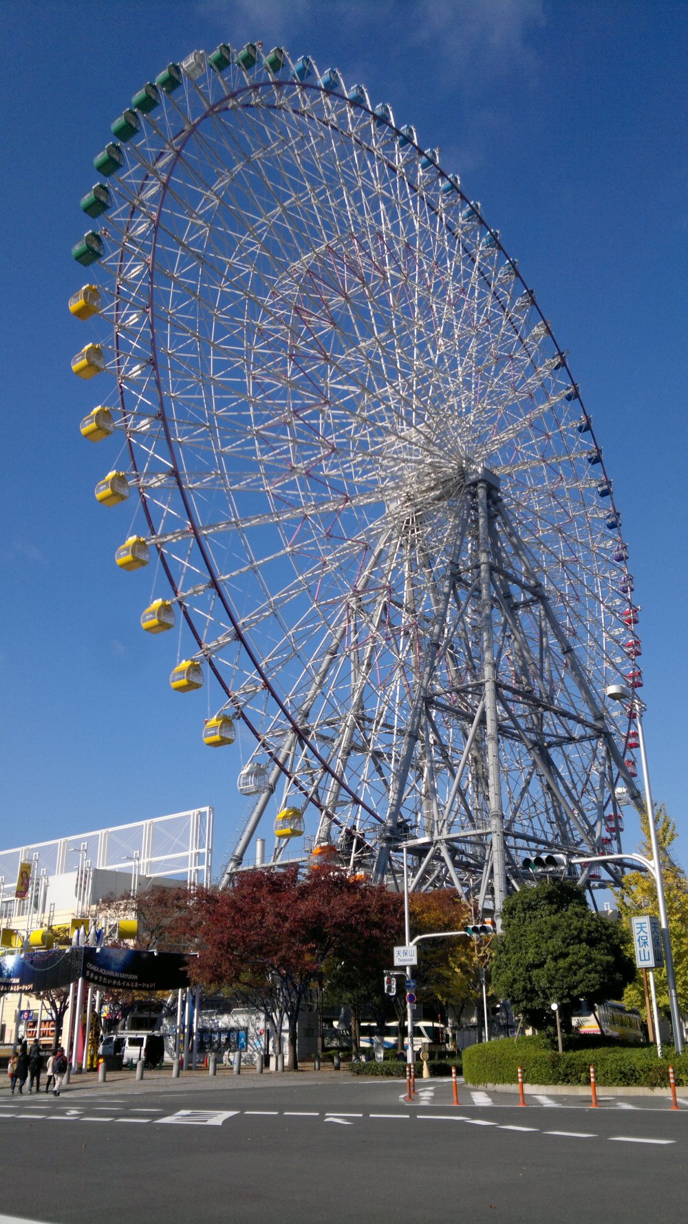 By the time you exit Osakako Station, you can already see the wheel.
