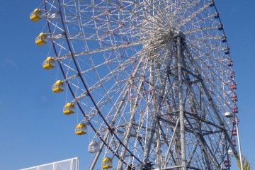 <p>By the time you exit Osakako Station, you can already see the wheel.</p>
