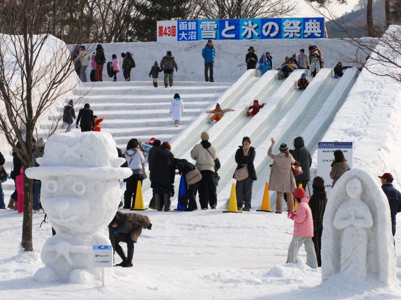 오누마 하코다테 눈과 얼음 축제에서 본 얼음 미끄럼틀 