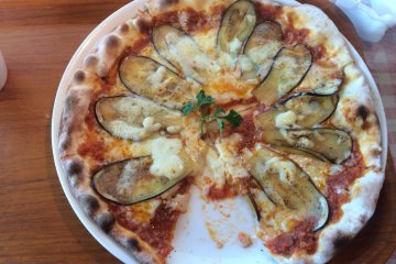 <p>Pizza with eggplant. It was made in a real stone oven, and tasted incredible!</p>
