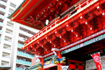 <p>The shrine looks so majestic and vibrant with its vermilion shade</p>
