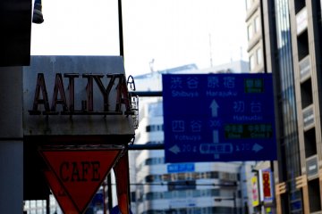 Aaliya Cafe ตั้งอยู่ในชินจุกุใกล้ๆ กับห้างอิเซตัน