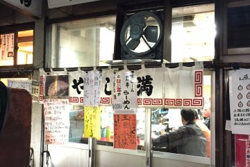 ร้านยะจิมะเป็นร้านเล็กๆ ตั้งอยู่ในอาคาร 8 ในตลาดปลาซึตกิจิ 
