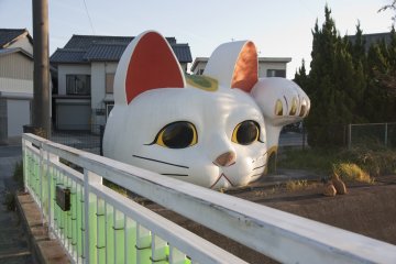 <p>โทโกะยาน (Tokonyan) มาเนกิเนโกะ (招き猫 - Maneki-neko) หรือแมวกวักยักษ์ที่โด่งดังและมีชื่อเสียงที่สุดของชุมชนโทโกนาเมะ ซึ่งเป็นจุดที่คนนิยมแวะมาถ่ายรูปด้วย</p>
