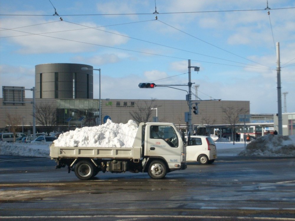 Menurut saya truk ini adalah truk pembersih salju, bukan pengantar salju
