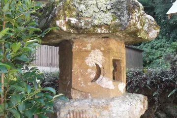 <p>A very old lantern in the shrine grounds</p>
