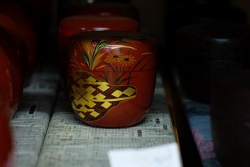 Beautifully lacquered tea leaf container
