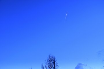 푸른 하늘에 일섬의 비행기 구름