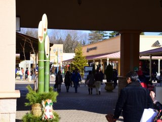 新年の角松が飾られた入口
