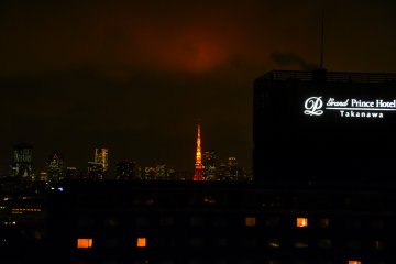 도쿄 타워 상공이 붉게 물들다