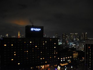 Vào đêm nay, tháp Tokyo náo nhiệt đã thay đổi màu sắc của bầu trời đêm thành màu đỏ sẫm 