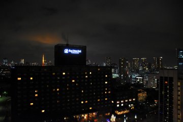 이날 도쿄타워가 밤하늘을 붉게 물들이고 있었다