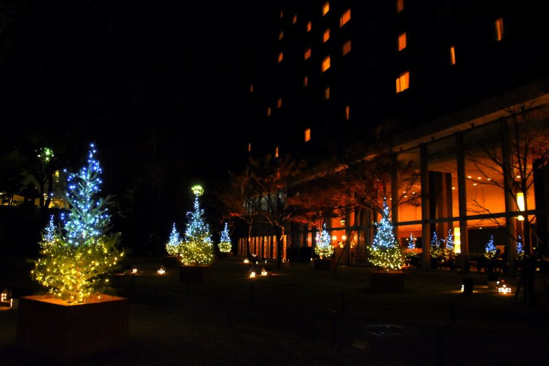 그랜드프린스호텔 신타카나와의 크리스마스 일루미네이션. 오른쪽 빌딩은 타카나와 프린스호텔