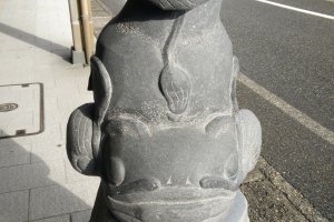 Patung-patung di jalan utama di Tokamachi.
