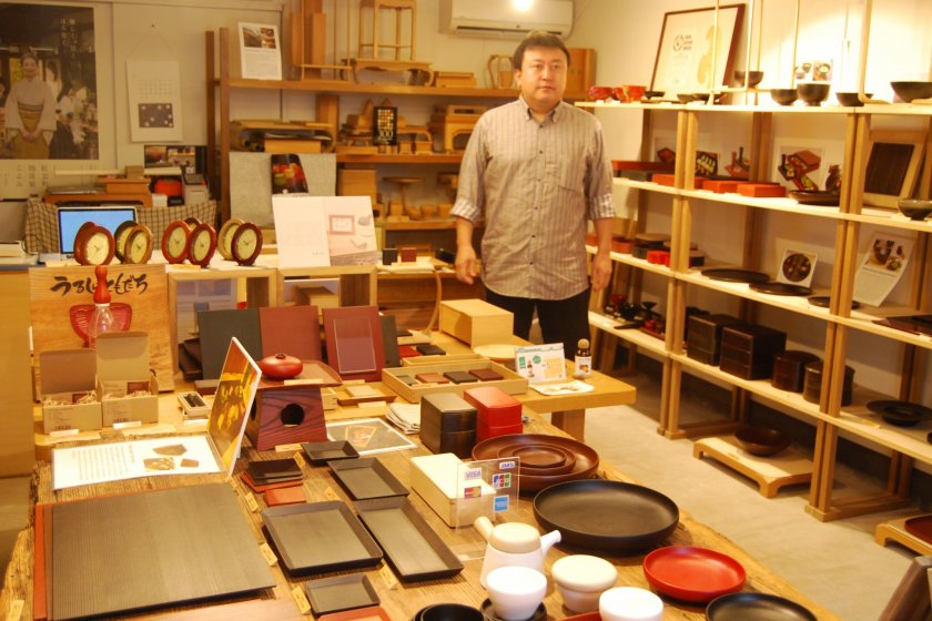 Taiichi Kirimoto dan produknya di tokonya di Honmachi, Wajima