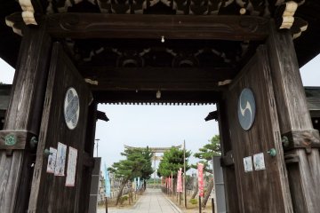 <p>Looking out from the shrine&#39;s main gate</p>
