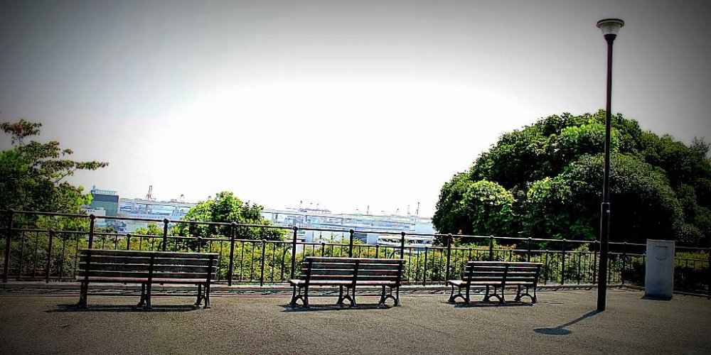 Ngồi trên những băng ghế, thư giãn và tận hưởng khung cảnh tuyệt vời của Vịnh Yokohama vào một buổi chiều nhàn rỗi