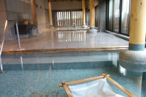 Taking a dip in the Natorinomiyu bath, famous for being the same bath feudal lord Date Masamune bathed in 400 years ago
