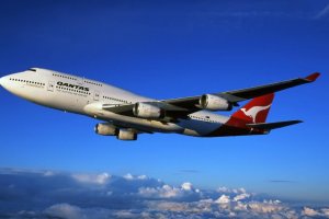 Cross the Pacific blue skies with Qantas or its oneworld partner JAL, whose evening flights follow each other like 2 migrating cranes