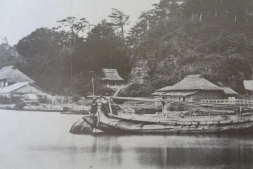 A ferry boat and teahouses (photo by Beato)