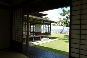 別邸の座敷から東京湾を眺める