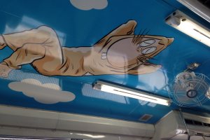 Парень-крыса изображенный на потолке поезда до Сакаиминато