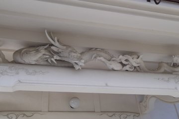 The impressive dragon carving under the eaves of the main hall