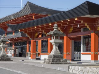 Phía bên trái ao là lối đi dẫn vào phía trong ngôi chùa, và điện Núi Narita Fudou, sảnh chính và cũng là địa điểm để tượng niệm và cầu nguyện.