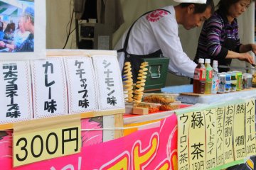 A stall where you can get twisted potato fries on sticks for only 300 yen