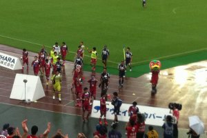 The players and Fagimaru-kun thanking the fans for their support