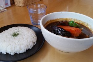 La soupe au curry, au poulet et aux légumes