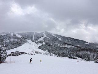 Tận dụng lớp tuyết dày ở Fukui, du khách từ khắp mọi nơi đến Katsuyama Ski Jam, khu nghỉ dưỡng trượt tuyết lớn nhất và nổi tiếng nhất trong tỉnh, trượt tuyết