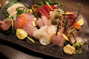 Sepiring sashimi dengan ikan ekor kuning, gurita, tuna, bonito, kerang dan masih banyak lagi 