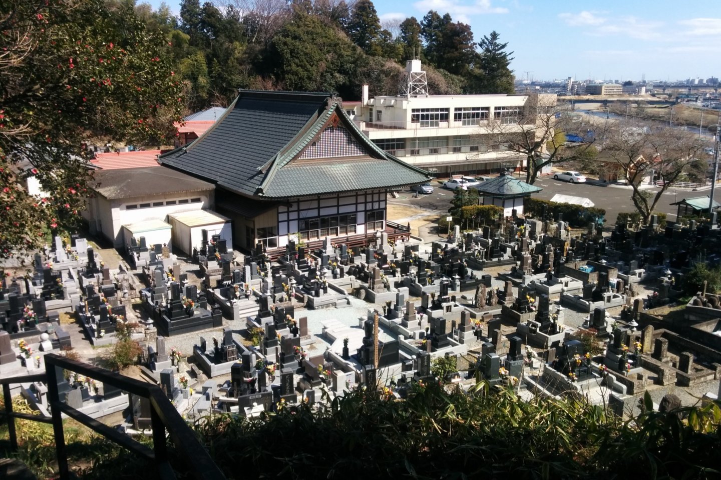 Le temple est entouré de tombes