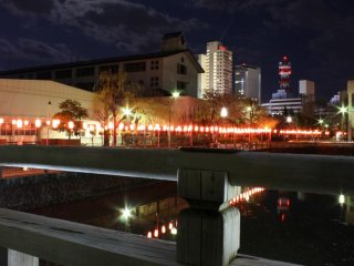 Khung cảnh ban đêm tuyệt đẹp của hồ vào phía ngoài công viên Sunpu