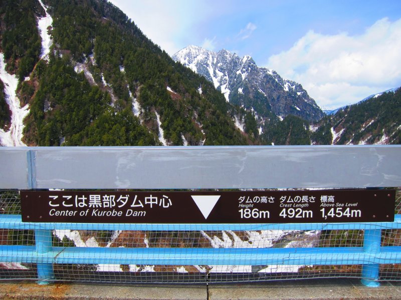 黑部水库的高度为186米，是日本第一。