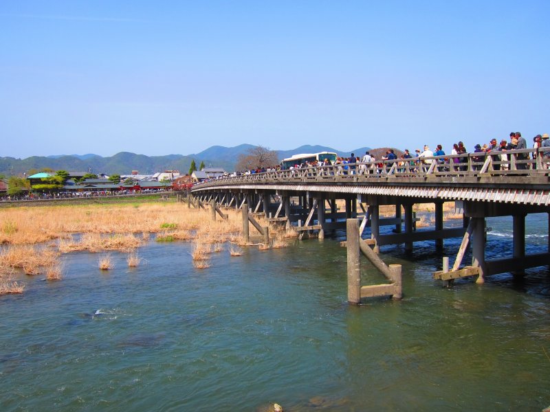 아라시야마의 상징적인 토게쓰교 다리는 방문객들로 찼다.