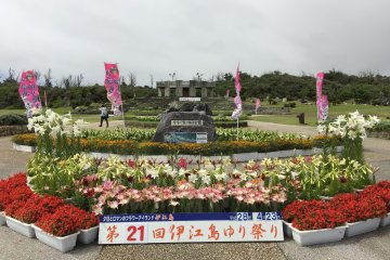 Photo spot with the signage in the center of the park