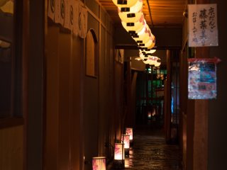 Uma viela iluminada por lanternas em Higashiyama