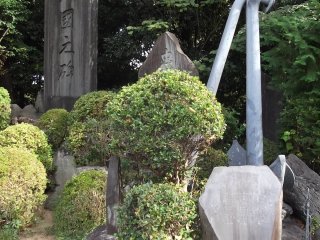 Sebuah jangkar besar di halaman kuil