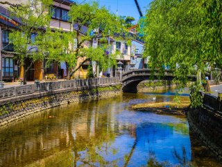 Ивы и каменные мосты - типичное явление в Киносаки Онсэн.