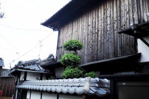 Smoked cedar board walls are a common sight in Honmura