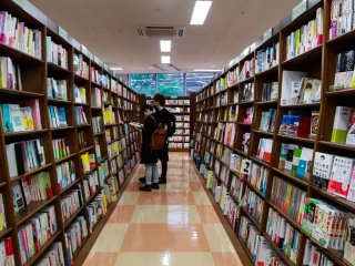 A couple browsing through Japanese books